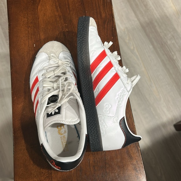 Adidas Gazelle Hello Kitty White and Red Shoes - Picture 3 of 4